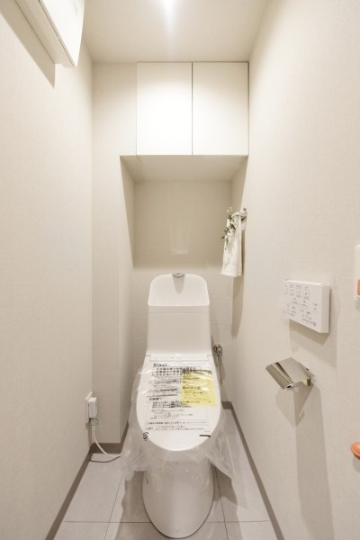 TOTO製ウォシュレット一体型トイレ新規交換済みです。お手入れらくらくな機能が多数搭載されており、毎日のお掃除も気軽に行え、清潔な空間を維持することができます。