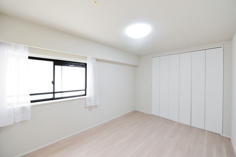 洋室1（約7.5帖）はリビングから離れて静かに心と体を休めることができます。凹凸も無いすっきりとした室内で、家具の配置もしやすいです。大き目のクローゼットも備え付けで、衣類や小物をしっかり収納出来ます。