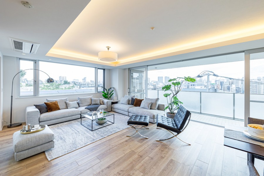 二面採光の窓からは明るい自然光が降り注ぎ、彩り豊かな暮らしを演出します。最上階の南向きですので、採光・通風良好です。ゆったりとくつろぎの時間をお過ごしいただけます。