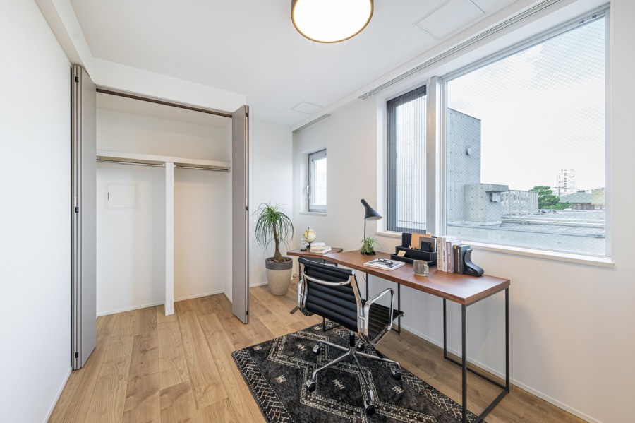 リビングに隣接した洋室2です。明るい光が入る気持ちの良いお部屋です。クローゼット付きで居室部分を広々とお使いいただけます。