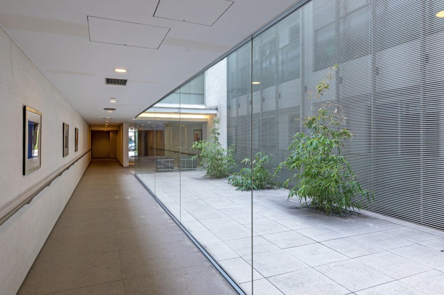 エントランスフロアの廊下は、陽光や照明の陰影が柔らかさと独特の表情を演出し、心地よい安らぎに満ちた暮らしへ導いてくれます。