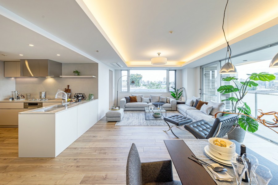 約31.0帖ある贅沢な広さのLDKではじまる余裕のある暮らし。優雅さとスマートさを絶妙のバランスで両立させた空間です。床暖房や天カセエアコンがあり、1年中快適にのびやかに暮らすことができそうです。