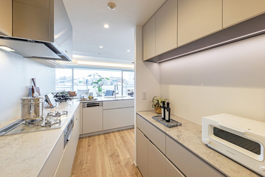 キッチン背面には収納豊富なカップボードがあり、ワイドなカウンターにはケトルやトースター、電気調理器など、お洒落家電をディスプレイいしていただけます。