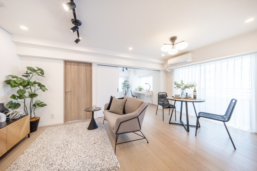 大きな窓からたっぷりの陽光が注がれるリビングダイニングです。明るい陽射しが入りますので、ゆったりとくつろぎの時間をお過ごしいただけます。