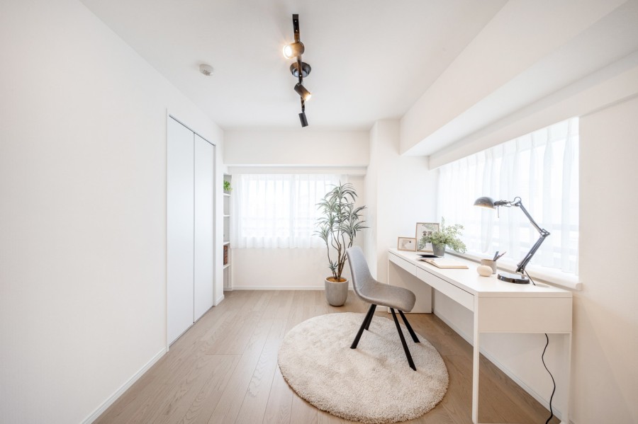 二面採光で明るい洋室2です。リビングに隣接しているので、引き戸を開放し友人との楽しい時間を過ごしたり、ワークスペースとしてお過ごしいただけます。