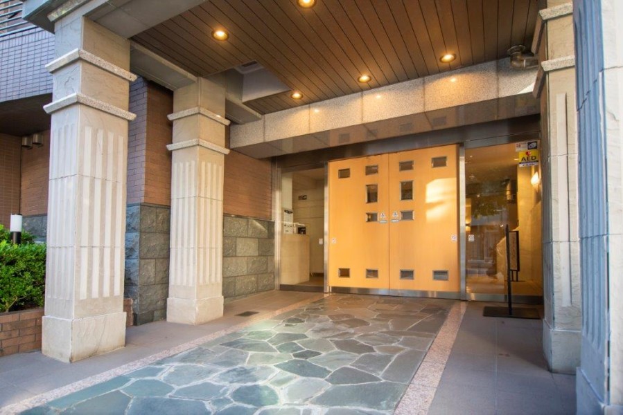 上質な居住空間へやさしく誘うエントランスです。駅近なので、ファミリーからご年配の方にも住みやすい環境です。