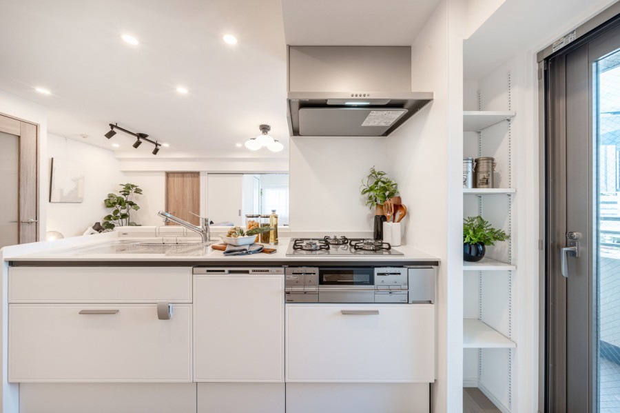 お部屋の雰囲気に溶け込む、インテリアの一部のようなオープンキッチンです。隣接したバルコニーの窓からはたっぷりの自然光が差し込み、明るく快適な空間に仕上がりました。
