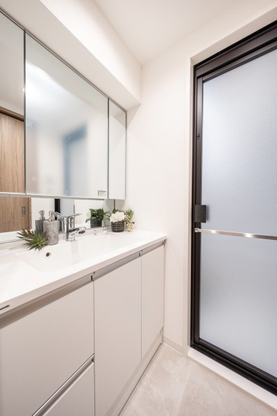 空間に美しく溶け込む飽きのこないシンプルなデザインの洗面化粧台です。カウンターと洗面ボウル一体型の洗面化粧台は継ぎ目がないため汚れが付きにくく、お手入れのしやすさが人気です。