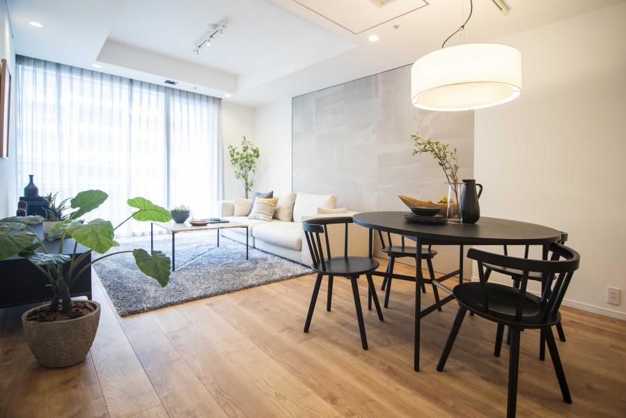 心地よい時間が流れ、明日への活力を養うことができる居心地の良いリビングダイニングキッチンは、洗練された上質で気品あふれる居住空間です。めいっぱいの開放感を手中に、穏やかな空気が流れるお部屋です。