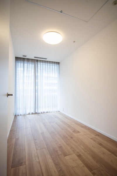 洋室2にも明るい自然光が注がれます。のびやかな空間の中で、ほっと一息つけるやすらぎの時間が流れます。