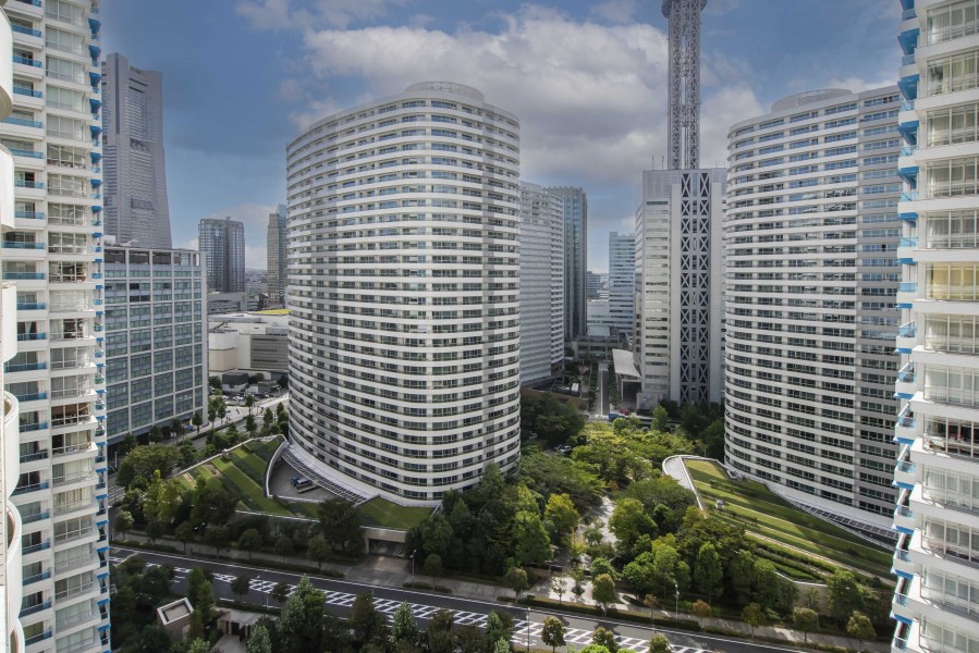 凛とした空気が流れこみ穏やかな時間が流れます。暮らしの中で大切な光と風を演出してくれる居心地の良い空間です。