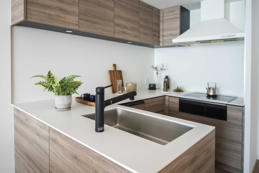 お部屋の色合いに調和した田中工藝製のシステムキッチンです。家事時短にうれしい食器洗浄乾燥機・ディスポーザー付き♪