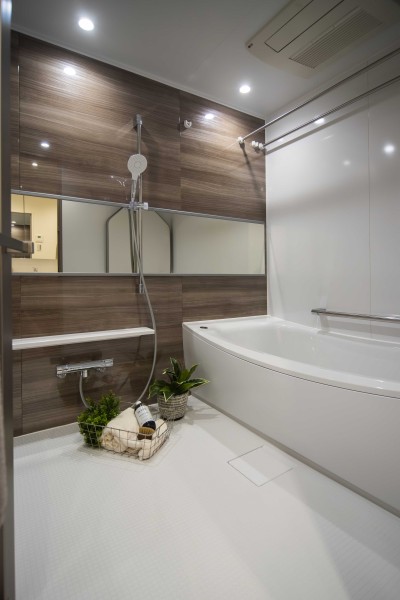 一日の疲れをしっかりと癒すゆったりサイズのバスルームです。美しいカーブと全身を包み込むような入浴感が特長の浴槽は、1620サイズで、ゆったりとおくつろぎいただけます♪