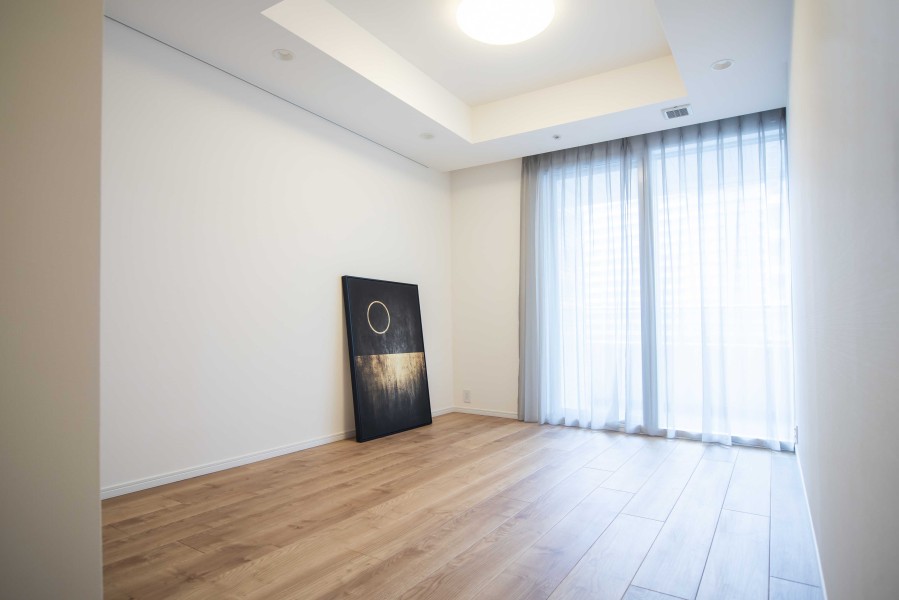 西向きの窓から柔らかな日が差し込む洋室1です。のびやかな空間の中で、ほっと一息つけるやすらぎの時間が流れます。