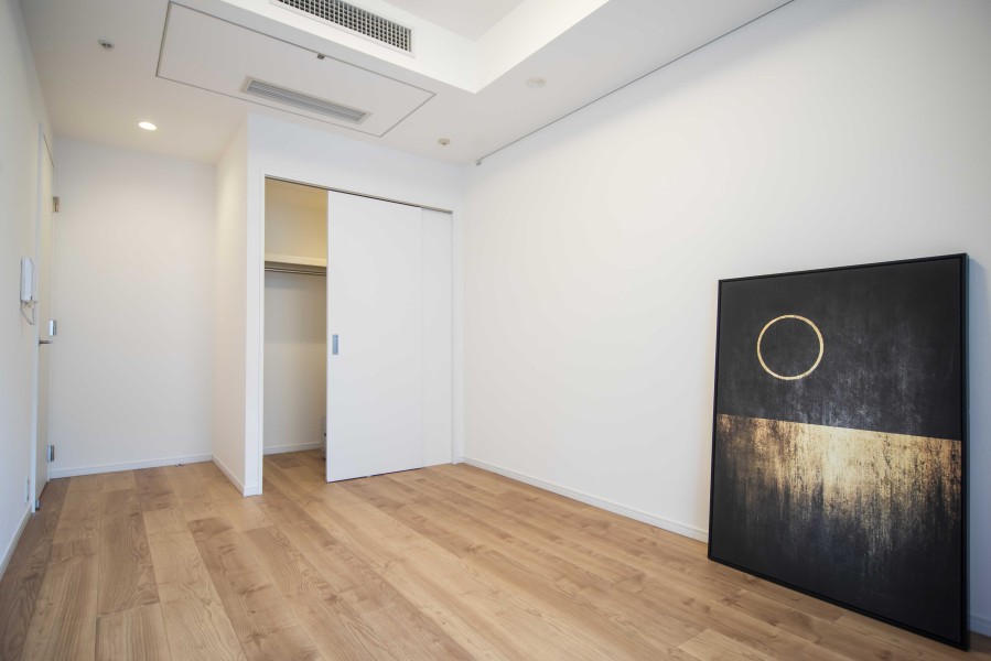 洋室１には頼もしい収納力をウォークインクローゼットを備え付けました。かさばりやすいアウターやオフシーズンの家電など、たっぷり収納できそうです。