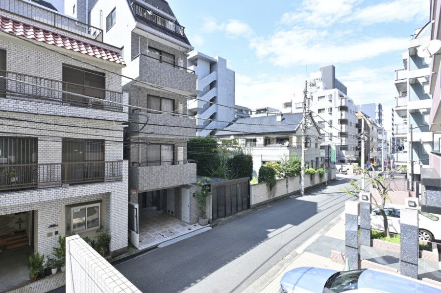 西向きで採光の取れたバルコニーからの眺望です。のびやかに広がる空をご覧いただけます。