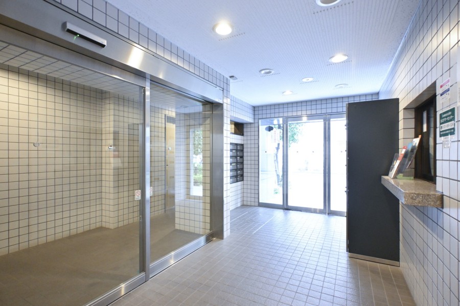 明るいエントランスホールは手入れが行き届き、管理体制の良さが伺えます。エレベーター完備でマンション内の移動も快適です。