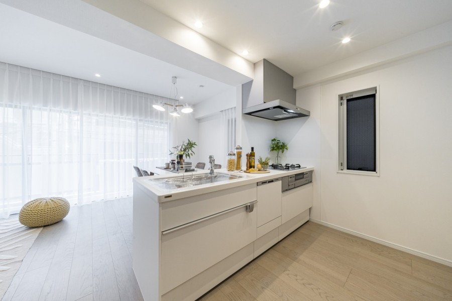 住まいと暮らしにフィットするデザイン性と機能性を兼ね備えたオープンキッチンです。リビングから明るい光が差し込みます