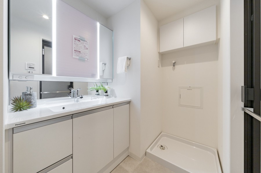 収納豊富で実用的な洗面化粧台を新規設置しました。身だしなみチェックや鏡裏の収納が便利な三面鏡になっています。