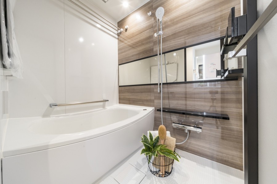 バスルームはゆったりとおくつろぎいただける癒しの空間です。暖房・涼風・換気・乾燥機能付きで1年中快適なバスタイムをお楽しみいただけます。