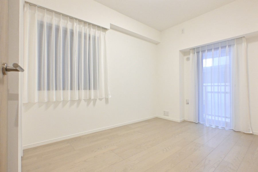 ゆとりあるウォークインクローゼット付きで主寝室にぴったりな洋室1です。東向きのバルコニーに隣接しています。