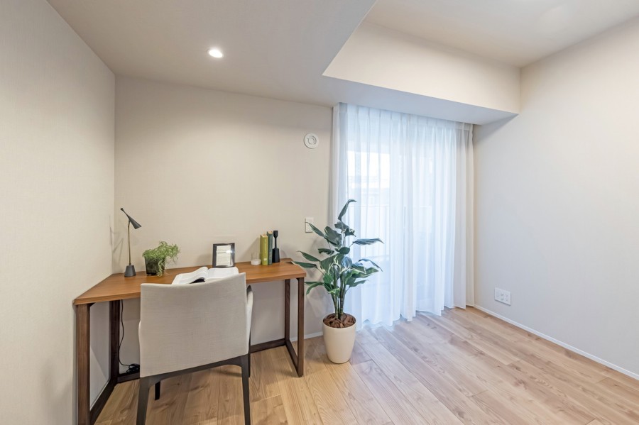 リビングに隣接しながらもプライベート性の高いサービスルーム(納戸)です。静かに集中して作業や課題に取り組めるワークスペースや子供部屋におすすめのお部屋です。