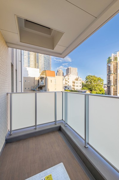 お部屋に心地の良い光と風を届けるバルコニーです。ほっと一息つき、日々をアップデートしてくれる開放的な空間です。