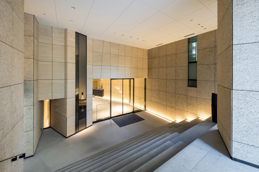 吹き抜けの広がりあるエントランスホールです。共用空間に大理石や天然石が採用され、モダンな雰囲気を意識されたデザインです。