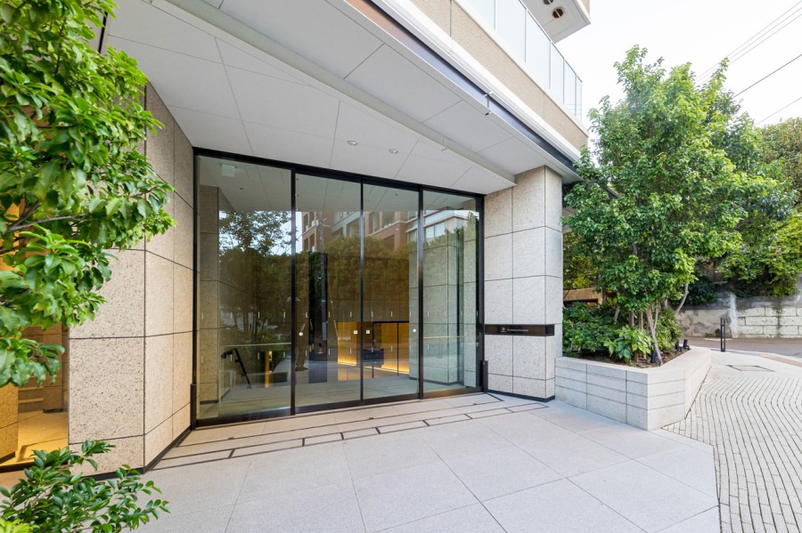 街の雰囲気と呼応するように、スタイリッシュで機能的なエントランスです。安らぎの自然も感じられる植栽がお出迎えし、彩り豊かな暮らしへ誘います。