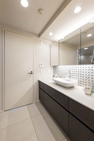 身支度の時間をも快適に彩る、美しく空間に溶け込む洗面化粧台です。心身を癒し、寛ぎのプライベートタイムが叶う洗面空間です。