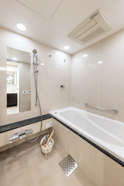 淡い色味のパネルに囲まれ、やすらぎとあたたかみを感じられるバスルームです。1620サイズで、ゆったりとおくつろぎいただけます♪