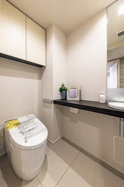 レストルームも上品さが宿る安らぎのスペースです。スタイリッシュなタンクレストイレや手洗い場を備え付け、使い勝手の良い快適な空間です。