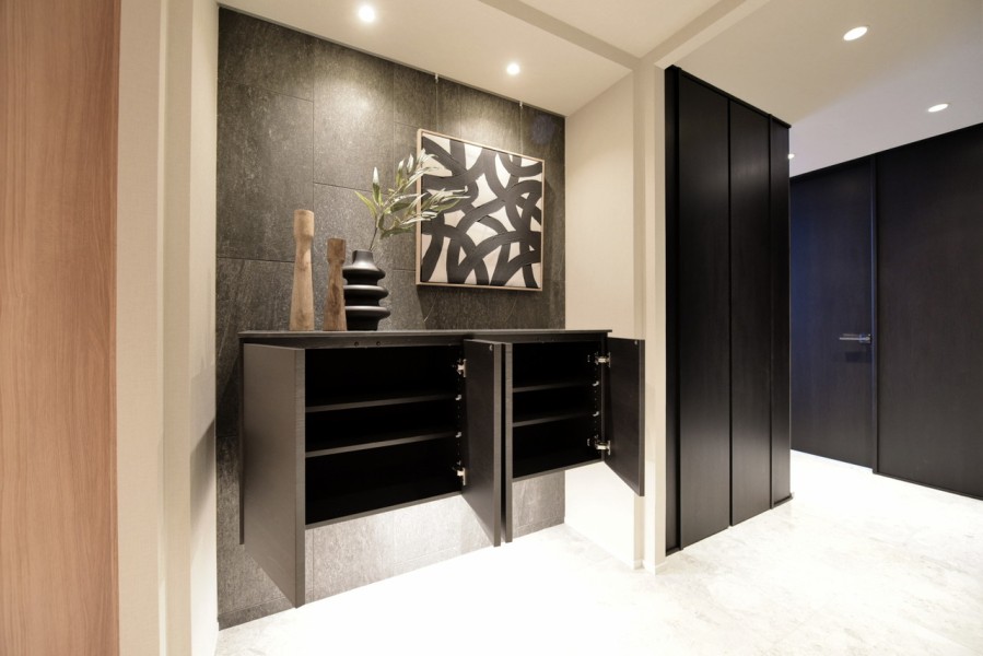 玄関入ってすぐに目に飛び込んでくる玄関収納は田中工藝社製の造作収納です。お部屋の雰囲気に合わせて造られており、お部屋にピッタリと合っています。ピクチャーレールを設置していますのでアートなども飾れます。