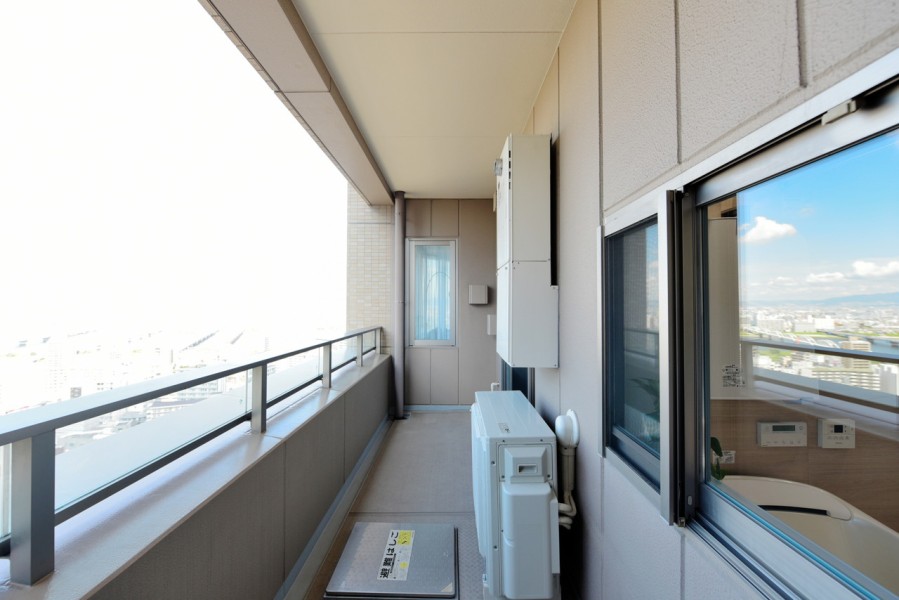 バルコニーは二面にあり、お部屋の中に優しい光と風を運んでくれます。変化していく大阪の街並みを眺めながら、リフレッシュできる空間です。賑わいが絶えないアクティブな街ですが、淀川や遠くの山々の自然の景色に癒されます