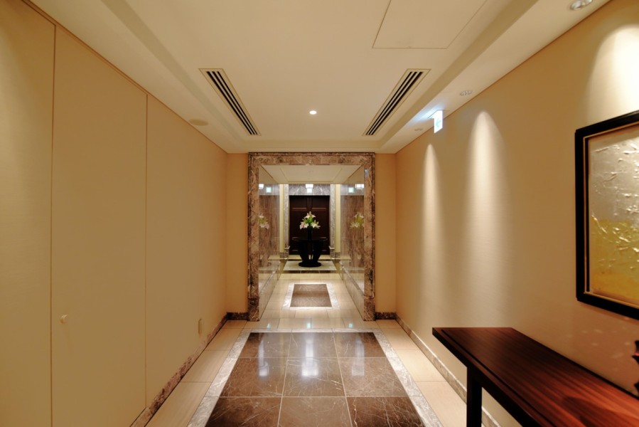 .玄関にはシューズインクローゼットを設置しました。調節可能な棚は、様々な種類とサイズの靴に対応し、ハンガーパイプが設置されていますので、お出かけの際の羽織物もかけておくことができます。頼もしい収納量で、玄関はすっきり片付きます。