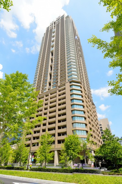 平成25年建築、総戸数525戸の関西を代表するタワーレジデンスです。安心の免震構造、二重床工法、24時間有人管理で安心です。タッチキーを使用した4重セキュリティ、コンシェルジュサービス等、ホテルライクな生活を提供します。