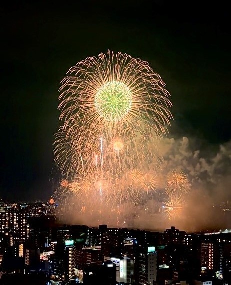 なにわ淀川花火大会を望む眺望があります。約45万人程度の人出が見込まれる花火大会をお部屋の窓やバルコニーから特等席で鑑賞することができます。（2024年8月撮影、周辺環境の変化により鑑賞状況が異なる場合があります）