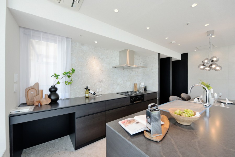 田中工藝社製のⅡ型造作システムキッチンを設置いたしました。ダイニングテーブルもお部屋の雰囲気に合わせて造り付けました。食器洗浄乾燥機とディスポーザー完備しています。まるで家具のような美しいキッチンがお部屋に溶け込んでいます。