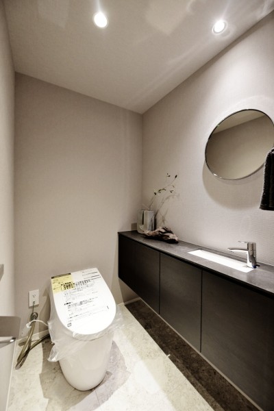 TOTO製ウォシュレット一体型タンクレストイレを採用しました。タンクが無いのですっきりとしたスタイリッシュな空間が保てます。手洗いカウンターを設置していますので、ゲストも気兼ねなく使用できます