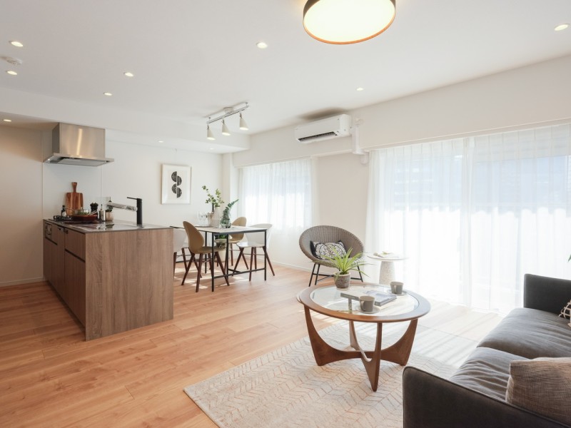 約18.7帖の広々LDKには穏やかな時間が流れ、大きな窓からたっぷりの自然光が振り注ぎます。天井のスポットライトが格調高い上質な雰囲気を演出。のびやかな空間が広がります。