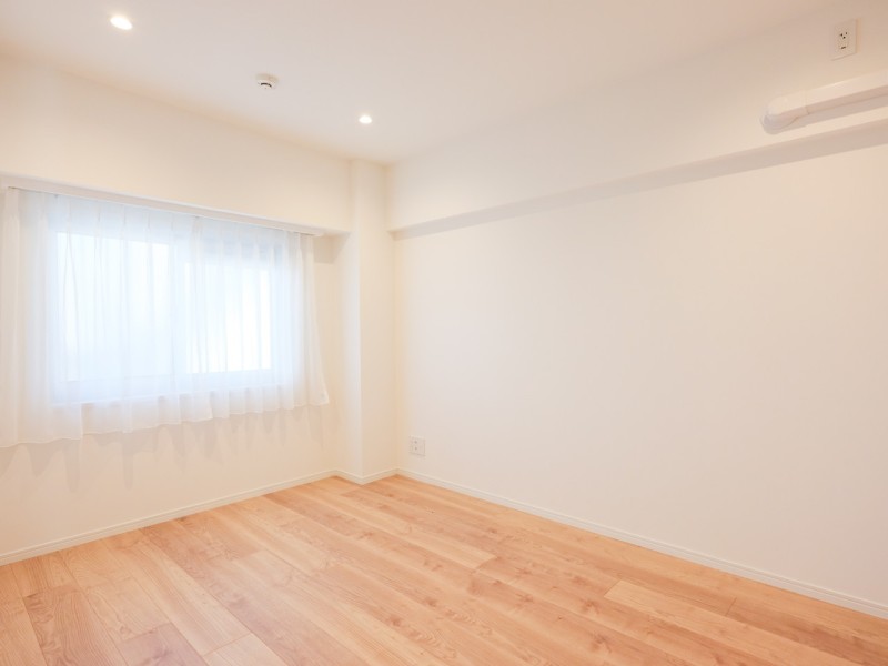 穏やかな自然光が注がれる洋室1です。主寝室として過ぎゆく時間をのんびりと感じることができる空間です。ウォークインクローゼット付きで居室部分を広々とお使いいただけます。