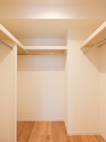 洋室1のウォークインクローゼットは、季節ごと用途ごとに分けて、お洋服や鞄などを収納していただけるスペースです。