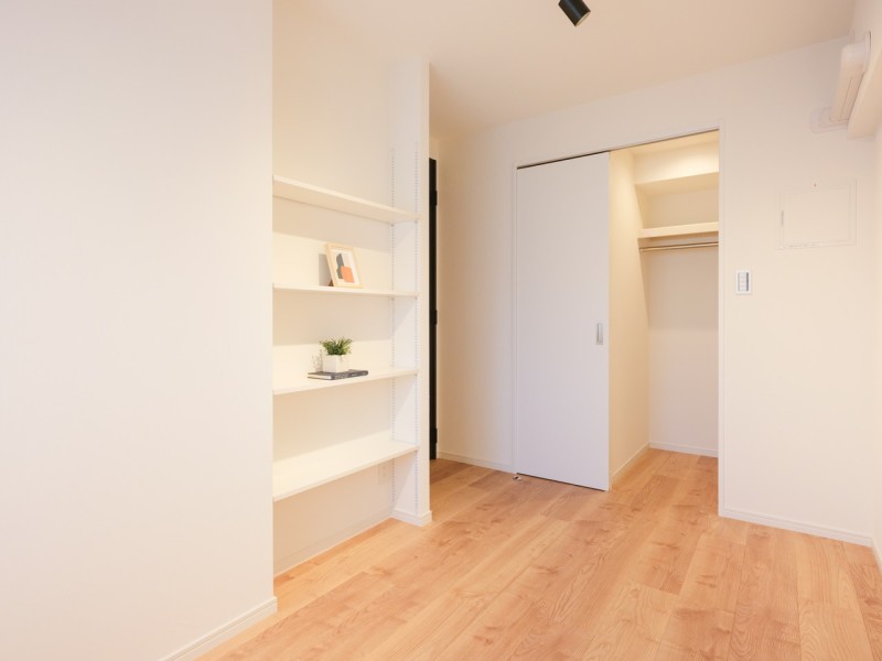 洋室2には、ウォークインクローゼットの他に、便利な棚を備え付けました。お気に入りのグッズを飾って、居心地の良いお部屋で快適にお過ごしいただけます。