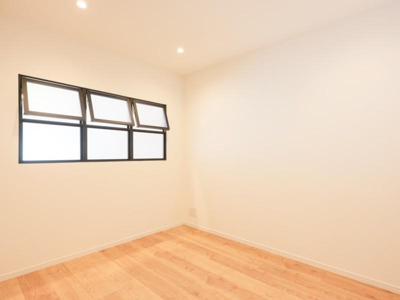 サービスルームは収納スペースとしても、ワークスペースとしても活躍しそうなユーティリティな空間です。太いブラックフレームの室内窓がアクセントとなっています。