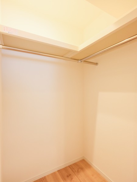 サービスルームにもウォークインクローゼットを設置。枕棚とハンガーラックがあり、たっぷり洋服を収納できます。