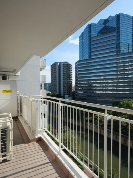 たっぷりの光と爽やかな風を感じられるバルコニーです。陽当りの良い空間は暮らしに大切にリフレッシュ空間を楽しめます。