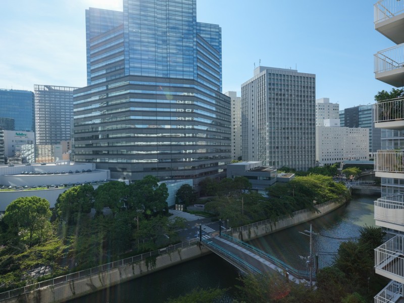 目黒川沿いの潤いと春には桜を愉しめる眺望が目の前に広がっています。季節とともに変わりゆく時間を感じながら、ここだけの眺望をお楽しみいただけます。