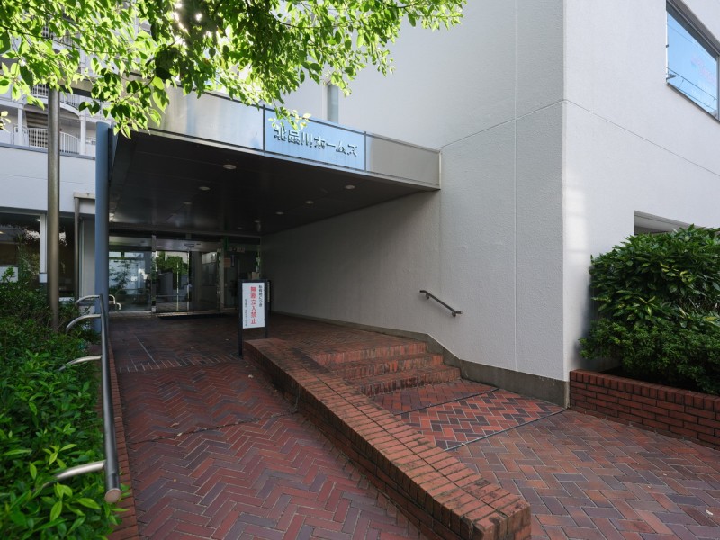 エントランスの外まで管理が行き届いた綺麗なマンションです。エントランスにはスロープが設置されているので、ベビーカーやスーツケースなど、お荷物の運搬時にも便利です。