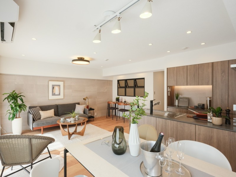 リビングダイニングの1面には、自然と心地いい湿度に調湿、脱臭機能、キレイが続くエコカラットを採用。解放感溢れるお部屋はご家族団らんのひとときを大切に、より快適にお過ごしいただける空間です。