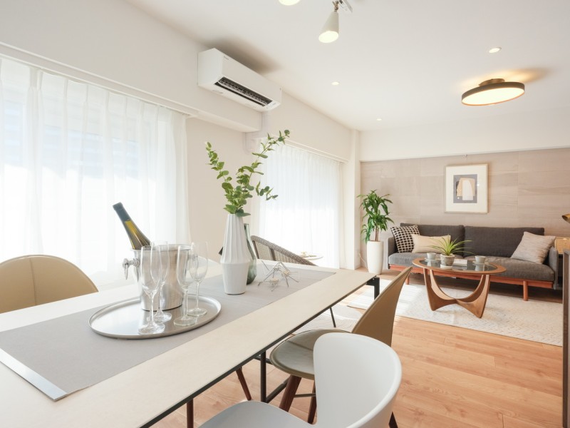 心がほっとする陽光が注がれるリビングダイニングは、開放感と安らぎを享受したのびやかな住空間です。お食事中も明るい日差しを感じながら過ごせそうです。